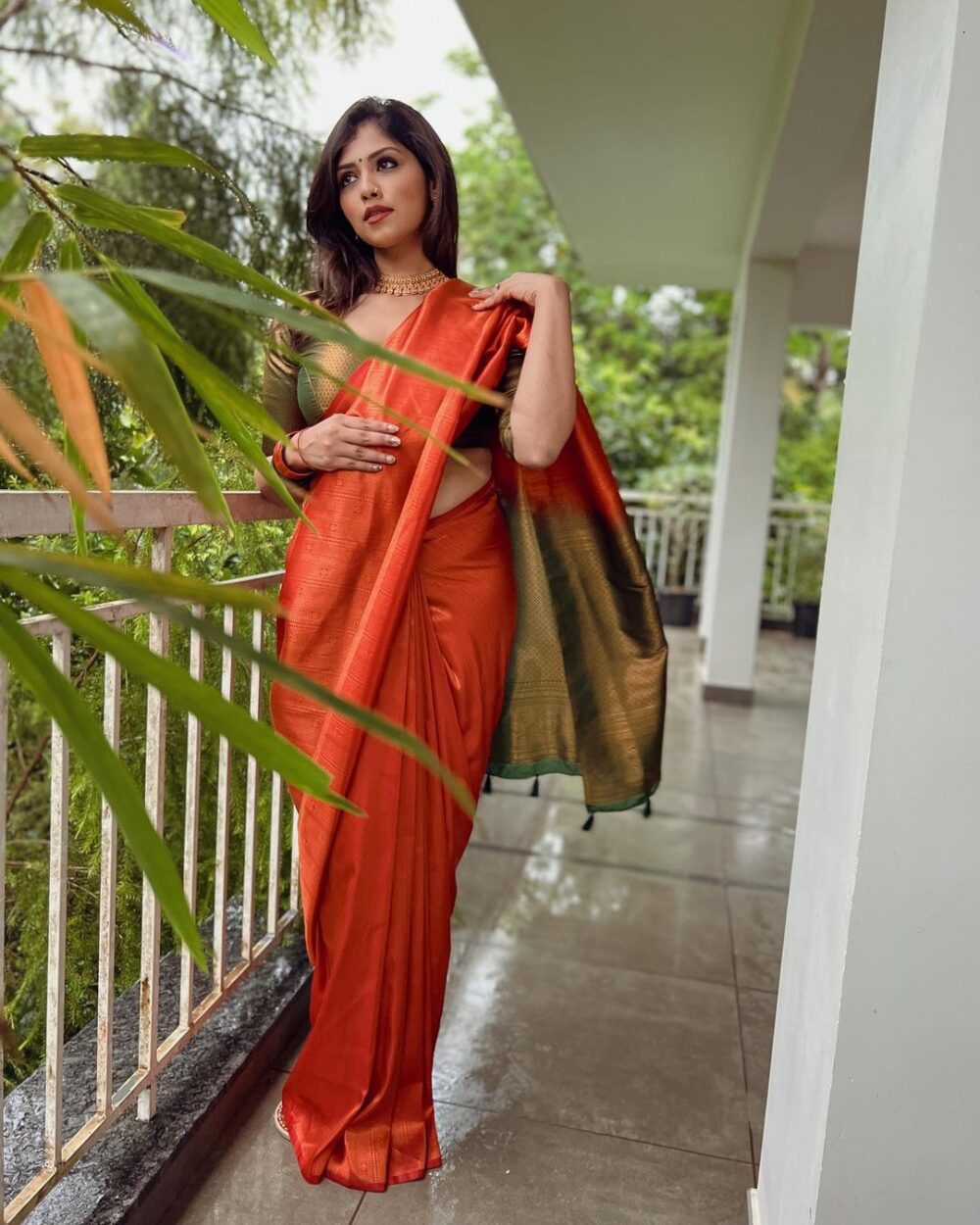 Red Silk Blend Woven Design Saree for Women | Traditional Ethnic Wear | Just Ethnic - Image 2